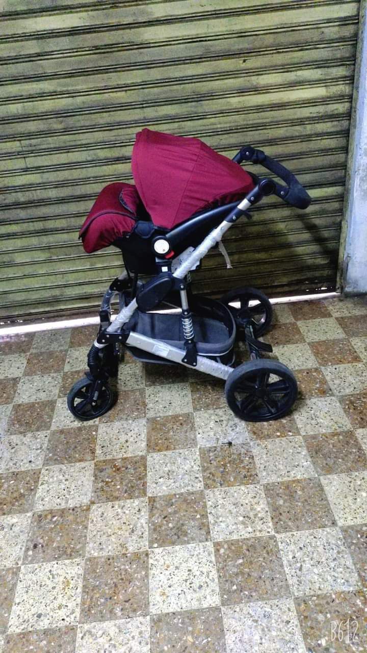 Coche aventi